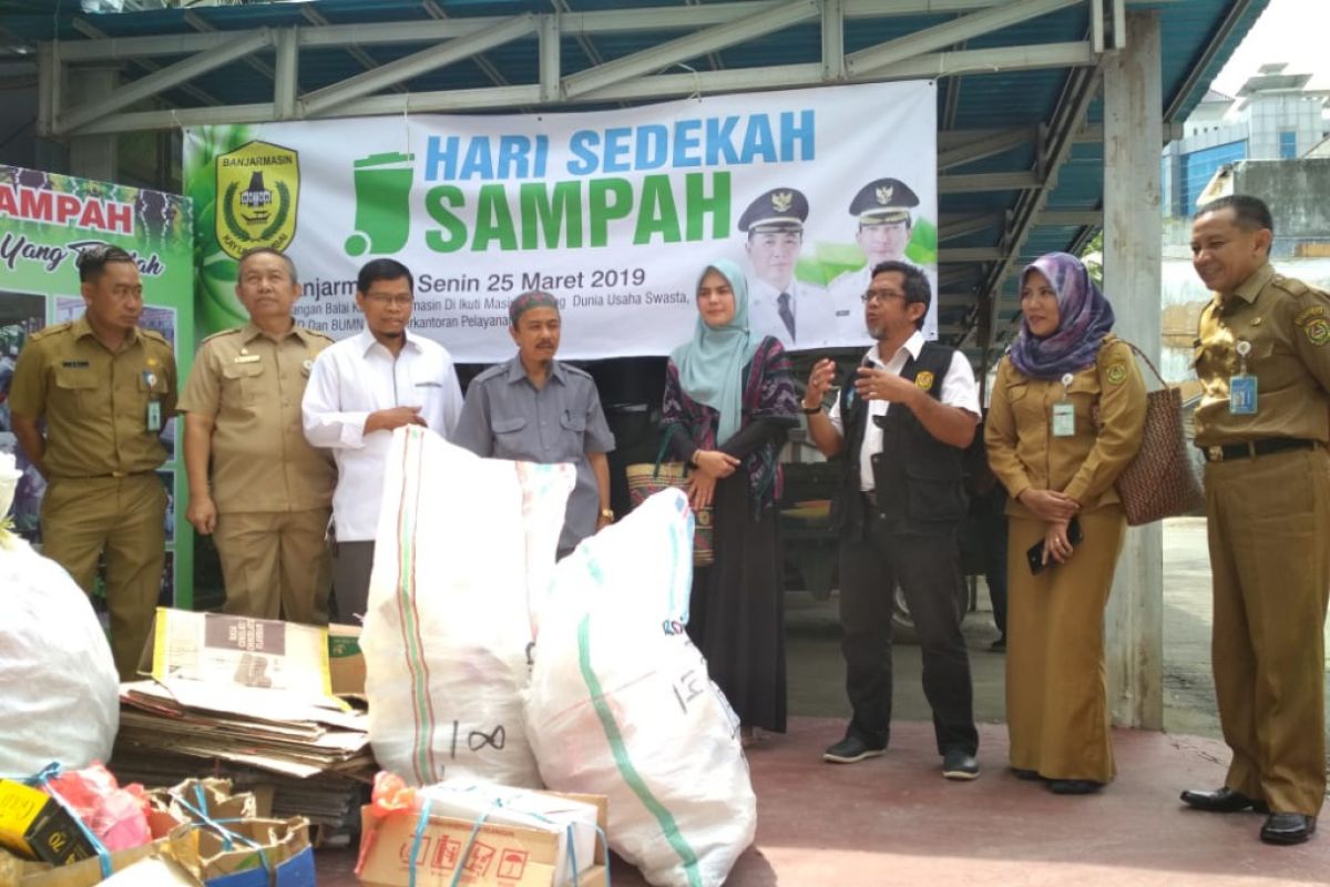 Banjarmasin's DPRD donates waste to disability