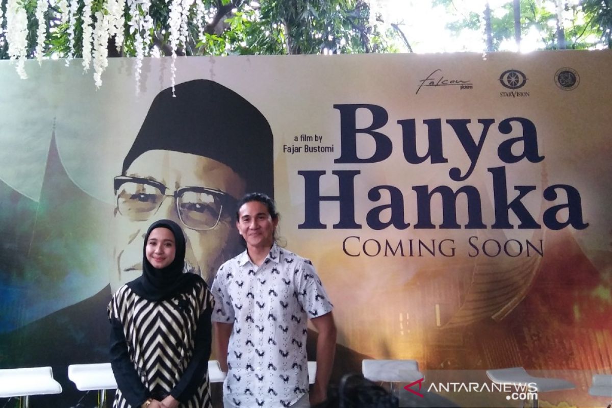 Vino baca buku dan belajar bahasa Arab untuk peran Buya Hamka