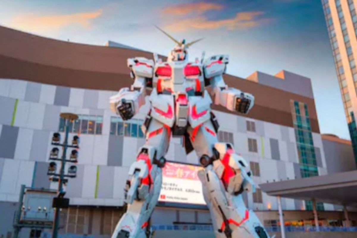 Persiapan pameran robot Gundam setinggi 18 meter