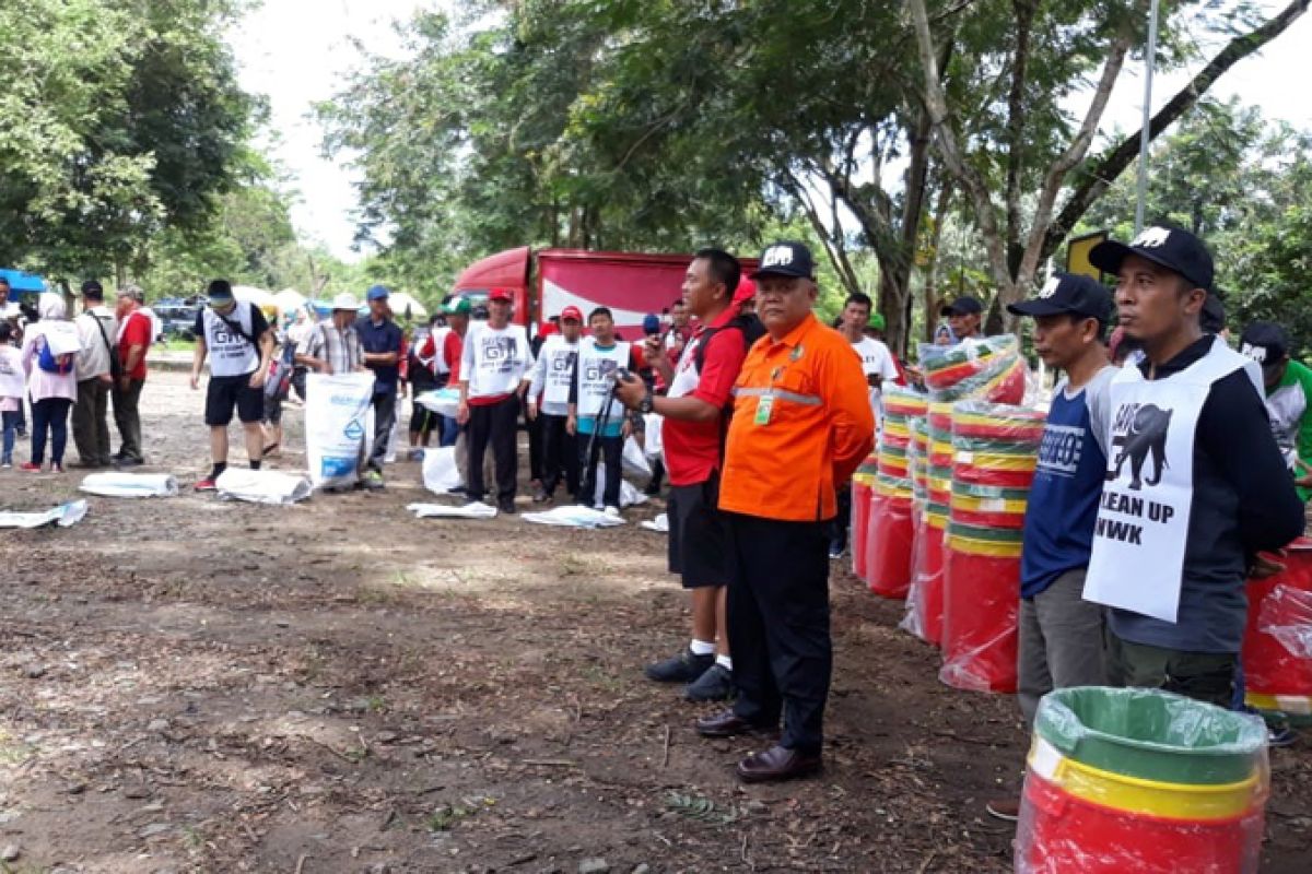 Coca-Cola Amatil Indonesia Sumbang 26 Unit Tong Sampah ke Balai TNWK