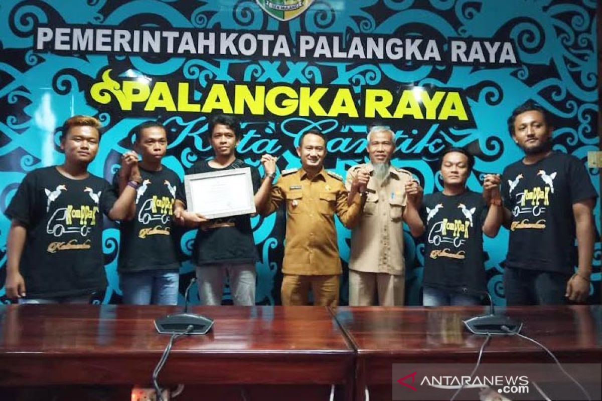 Komunitas Pikap Kalimantan tambal jalan berlubang, ini respon Wali Kota