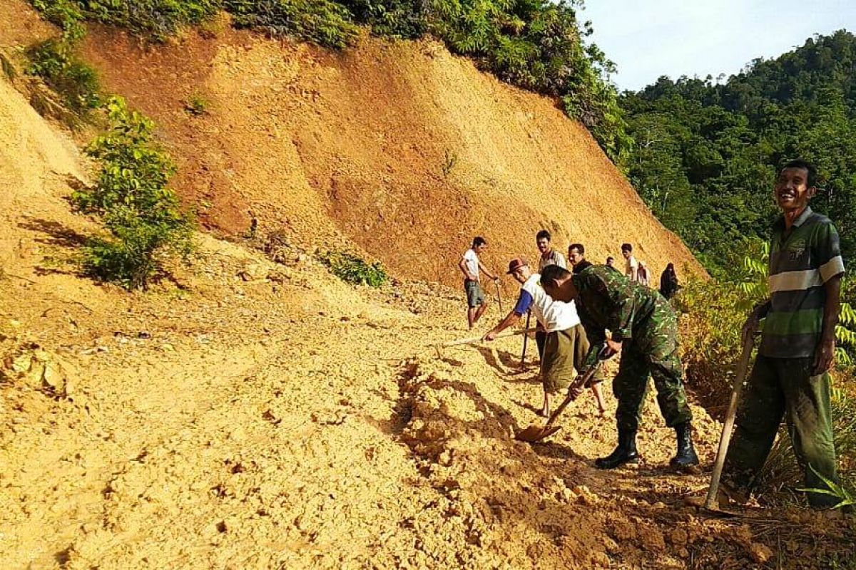 Longsor timbun jalan lintas desa di Aceh Selatan