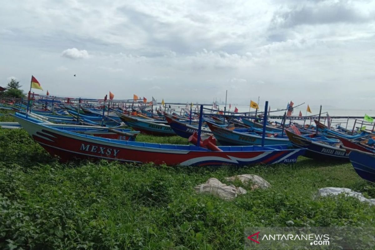 Cuaca buruk, aktivitas nelayan di Cilacap terhenti