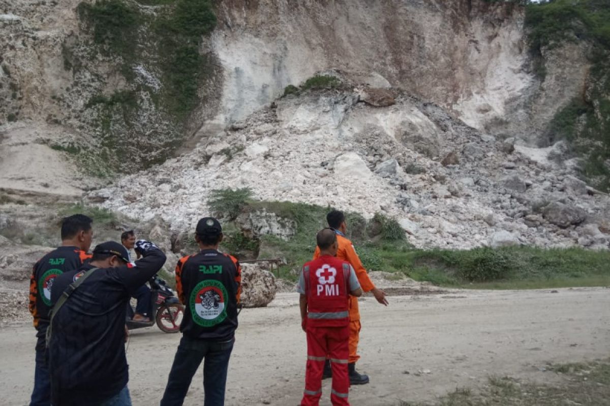 Satu pekerja tambang tertimbun longsor di Gunung Kapur Jember