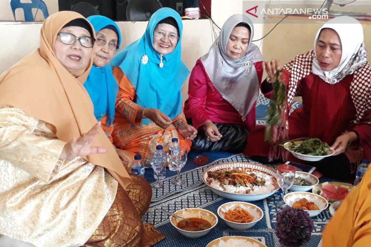 Makan bajamba untuk pemilu damai