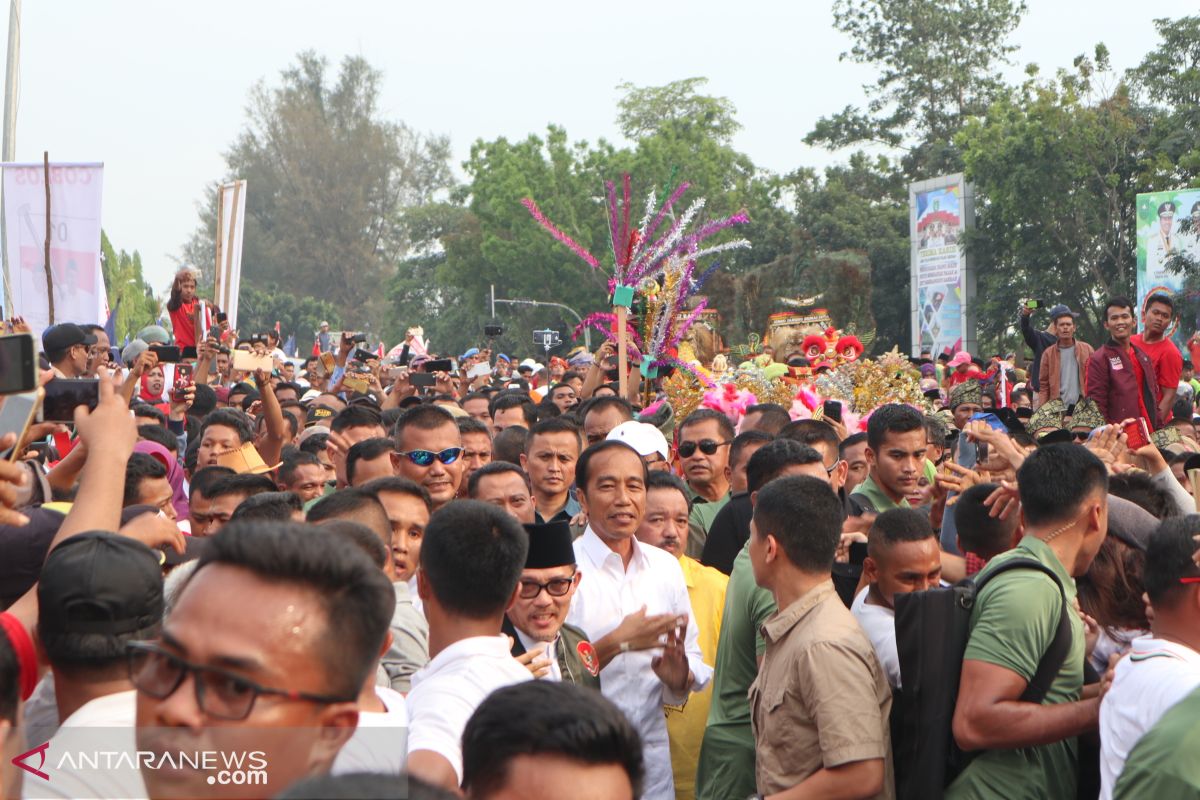 Disambut karnaval, Jokowi mulai kampanye terbuka di Dumai