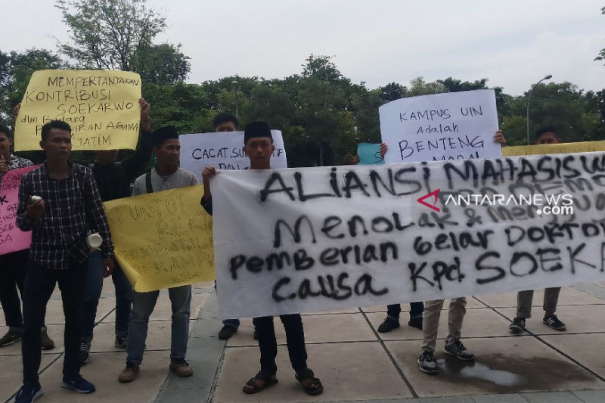 Mahasiswa UINSA tolak pemberian doktor kehormatan untuk Soekarwo