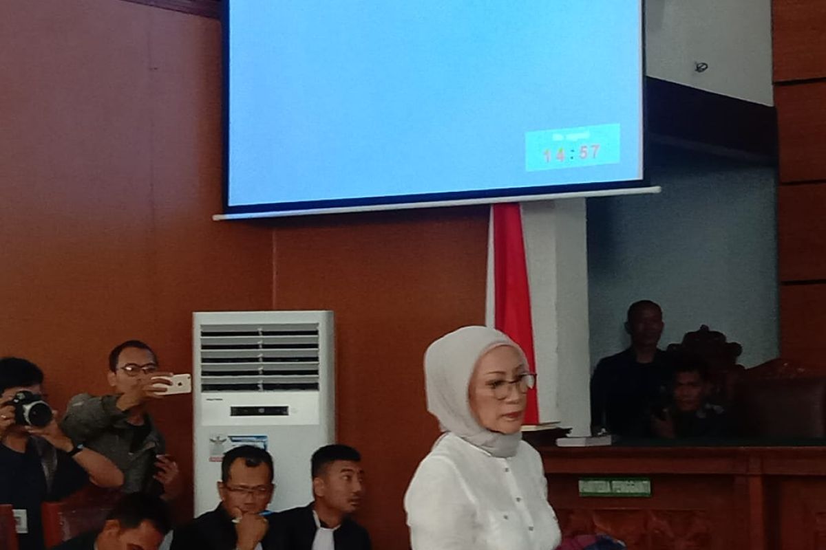 Ratna minta maaf pada dokter bedah plastik pribadinya