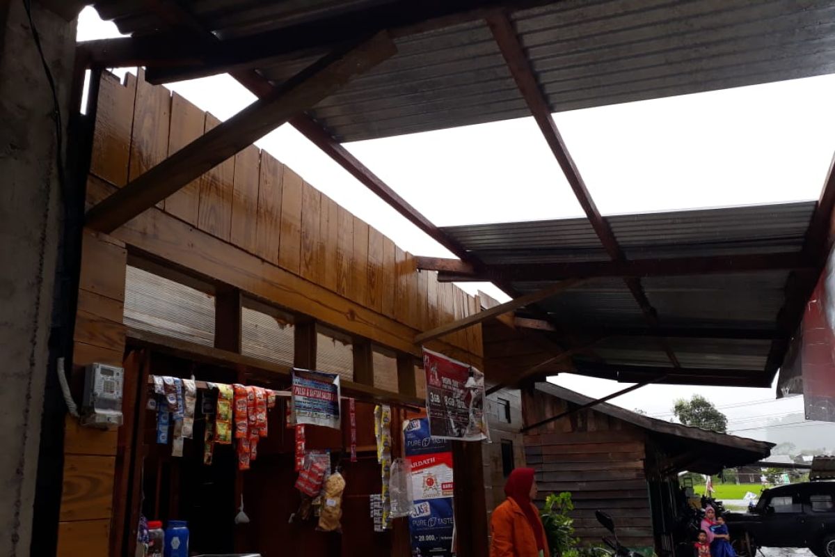 Angin kencang terbangkan atap lima rumah di Aceh Tengah