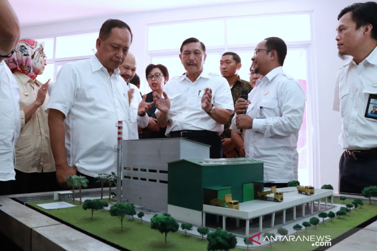 Minister Pandjaitan dedicates waste-to-energy plant in Bekasi