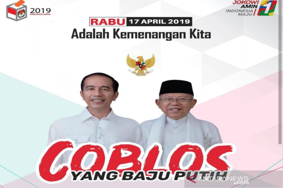 Shalat Subuh berjamaah, baru coblos Jokowi berbusana putih