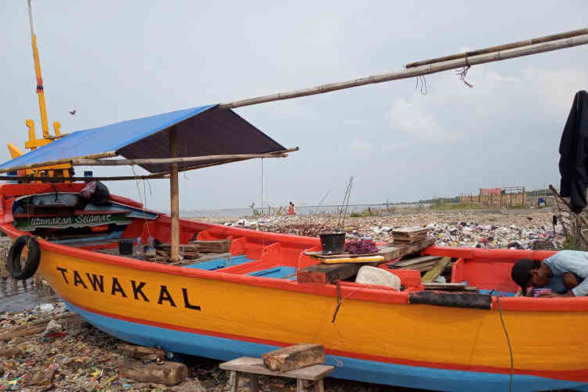 Kulon Progo berikan bantuan perahu mesin tempel untuk nelayan