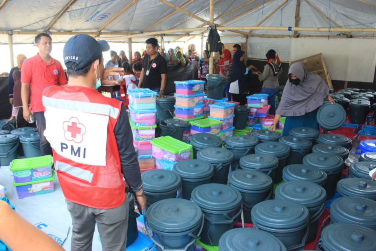 PMI distribusikan bantuan kebutuhan dasar pengungsi