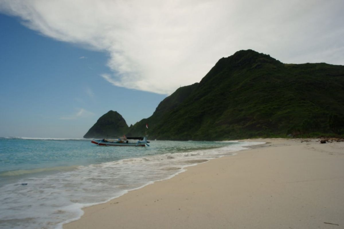 Jatuh cinta pada pantai-pantai Sumbawa Barat