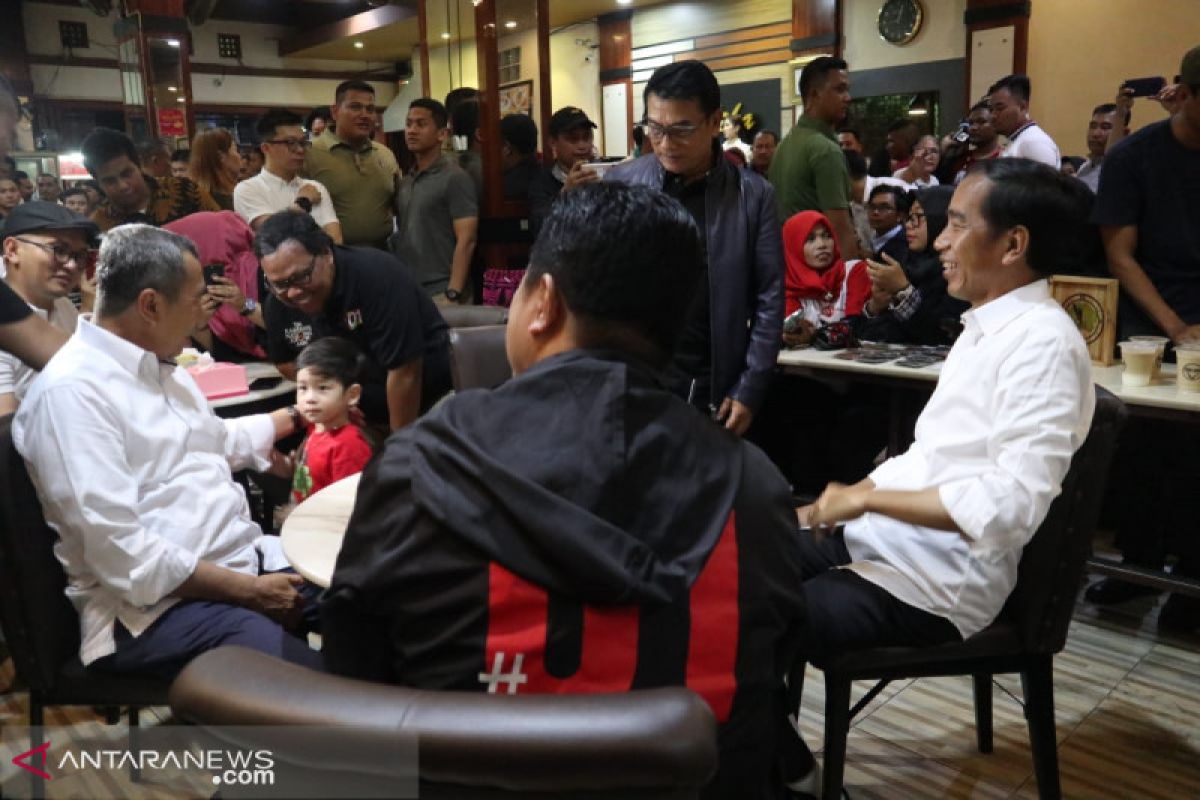 Jokowi cicip kopi lokal di Dumai