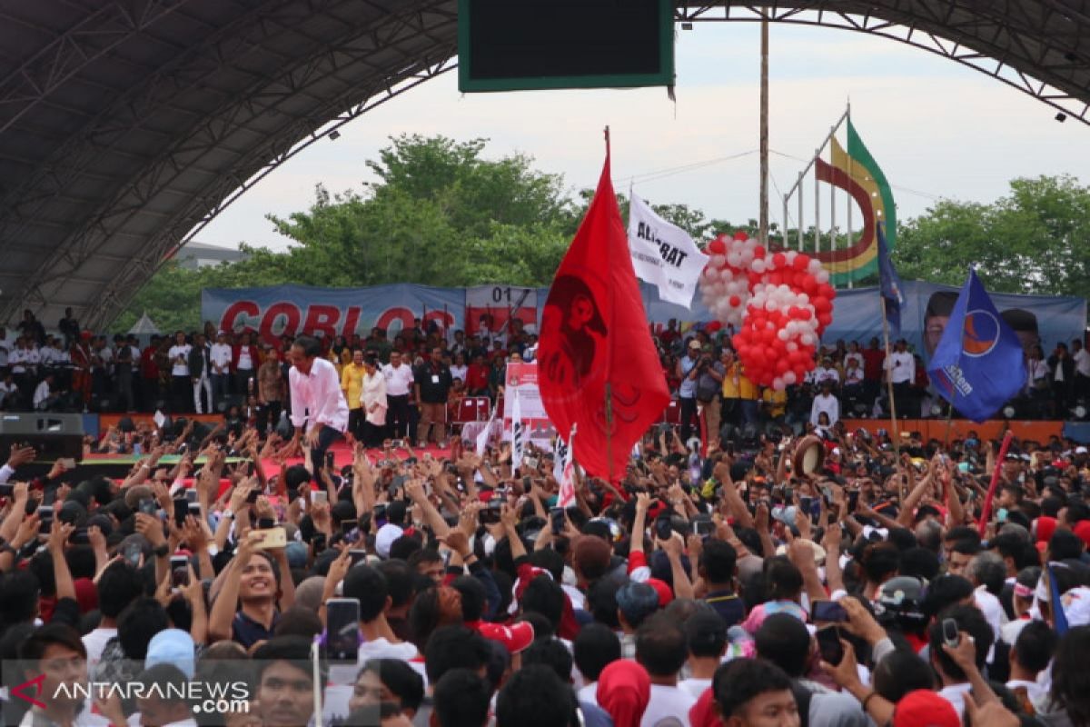 Jokowi vows to continue work on Trans-Sumatra railway track