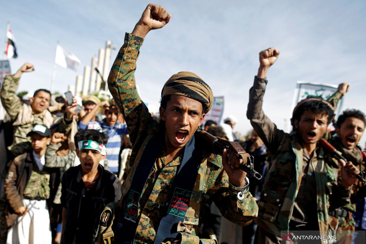 Al-Houthi Yaman gempur bandara Arab Saudi