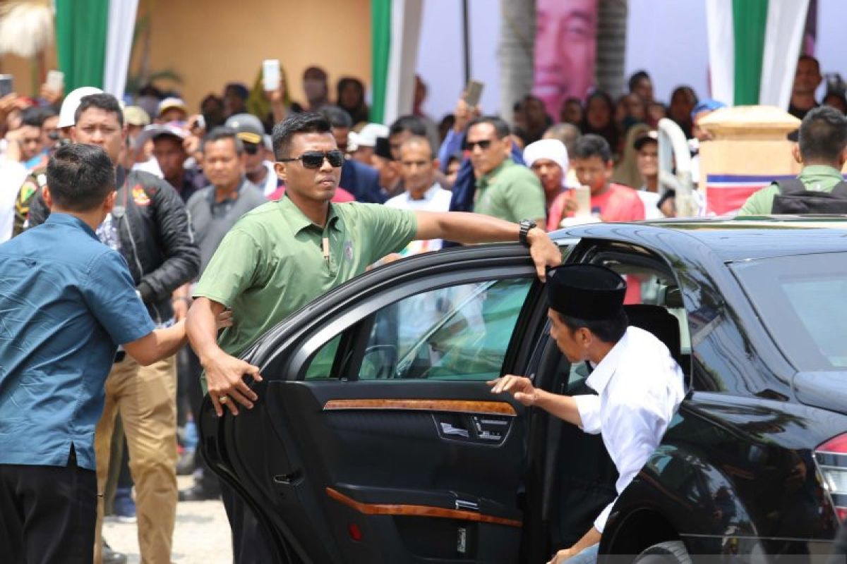 Kedatangan Jokowi di Lhokseumawe disambut warga dengan antusias