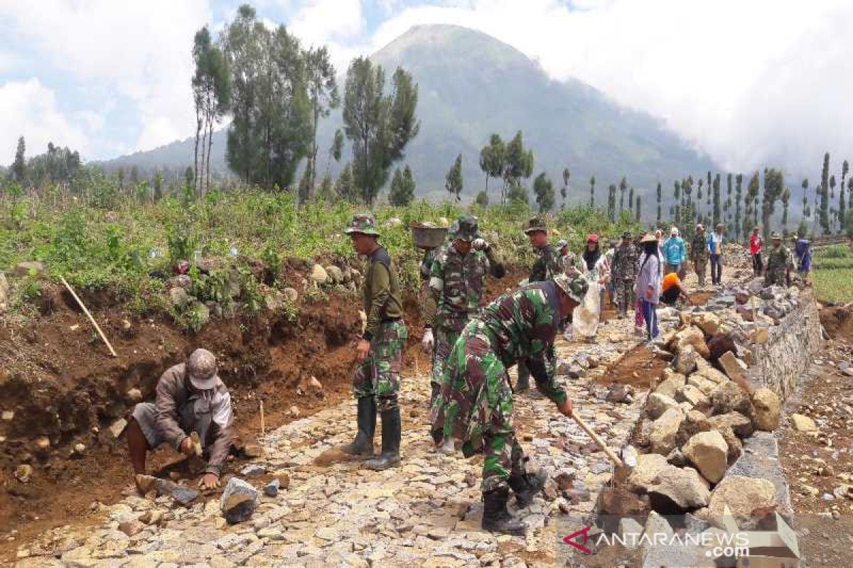 Menata batu lancarkan usaha tani dan akses wisata Gunung Sindoro