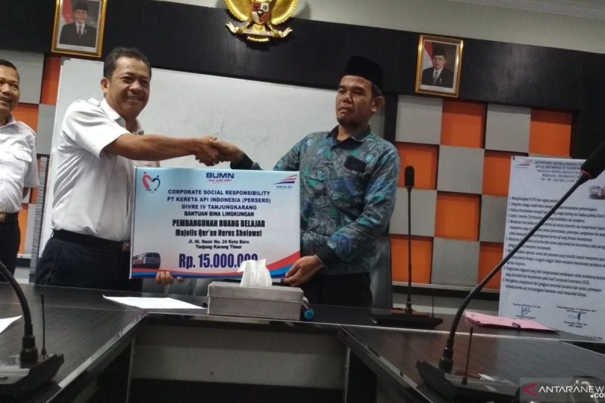 KAI salurkan CSR ke masyarakat dan pondok pesantren