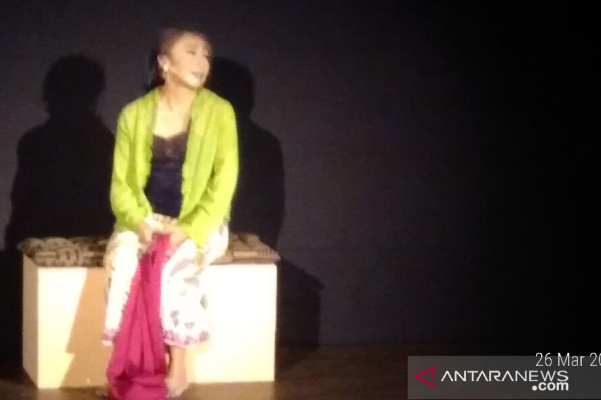 Tri Utami perankan tujuh karakter di monolog musikal "Srintil"