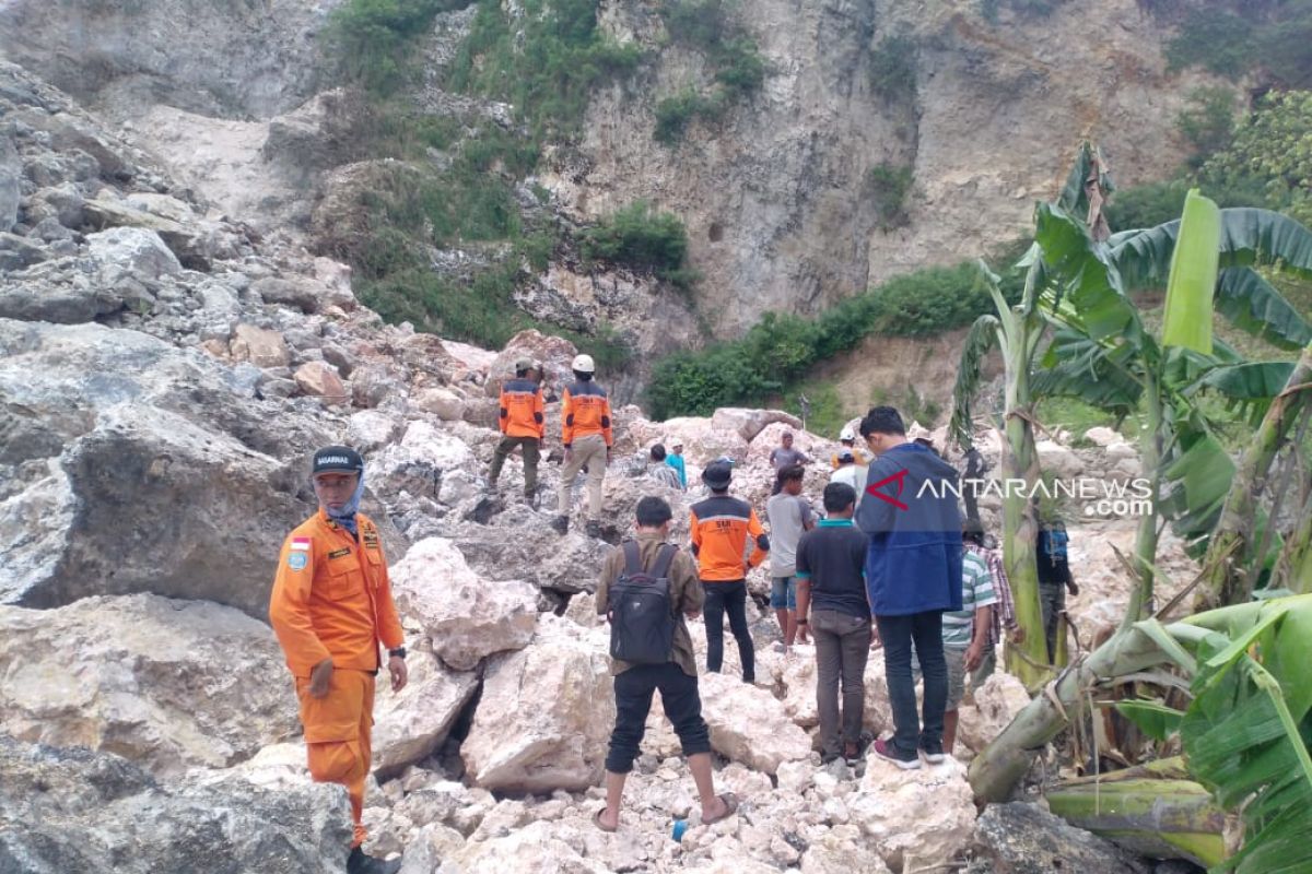 Tim SAR cari korban tertimbun longsor Gunung Kapur Jember (Video)