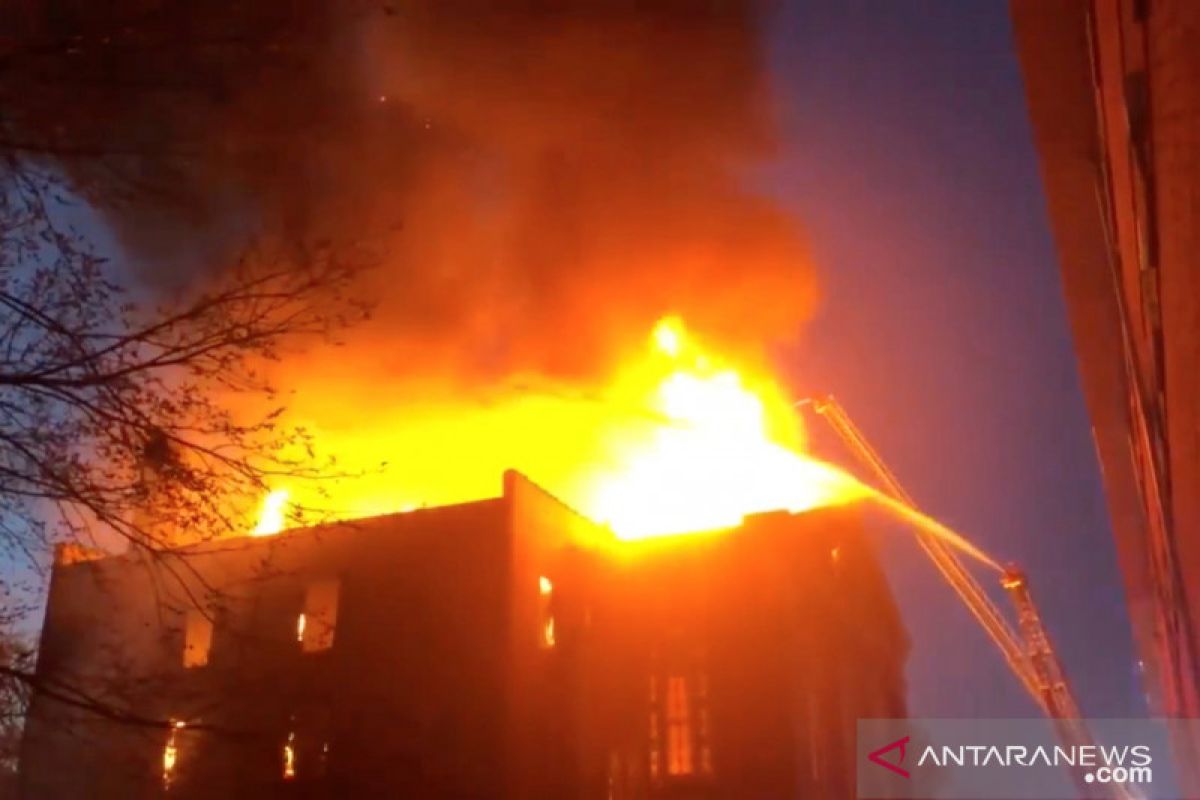 Lantai dua gedung perkantoran Pulomas 1 terbakar