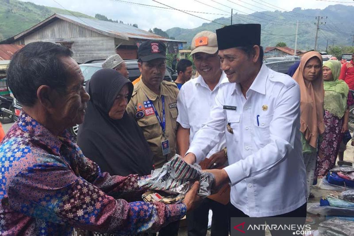Wabup Aceh Tengah serahkan bantuan musibah angin kencang