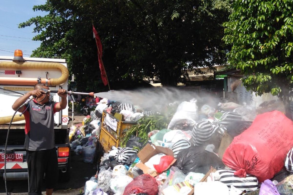 DLH Yogyakarta semprot tumpukan sampah dengan disinfektan