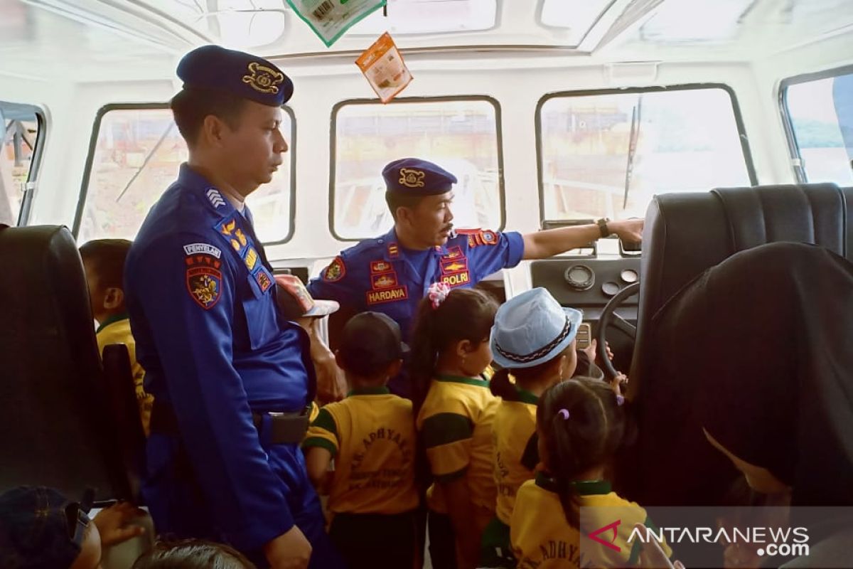 Anak-anak antusias diajak naik Kapal Polisi