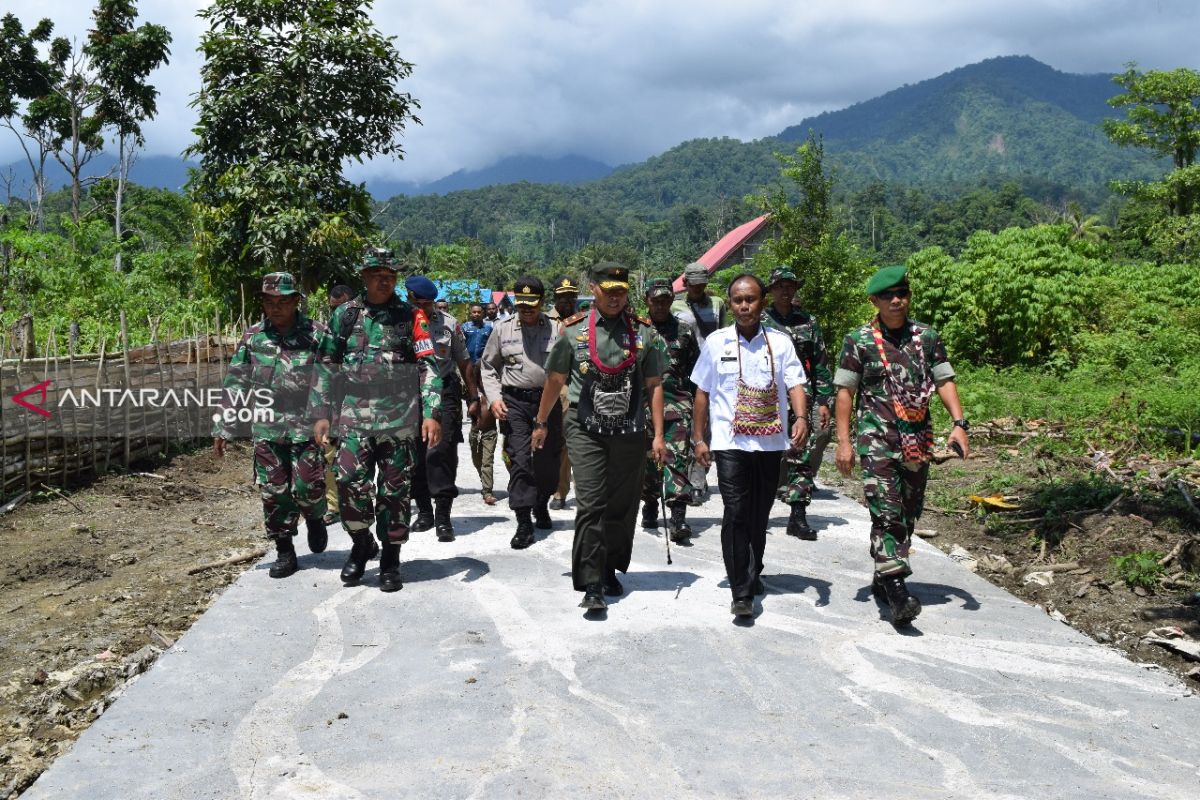 Dandim Manokwari serahkan hasil program TMMD 104 kepada Pemda