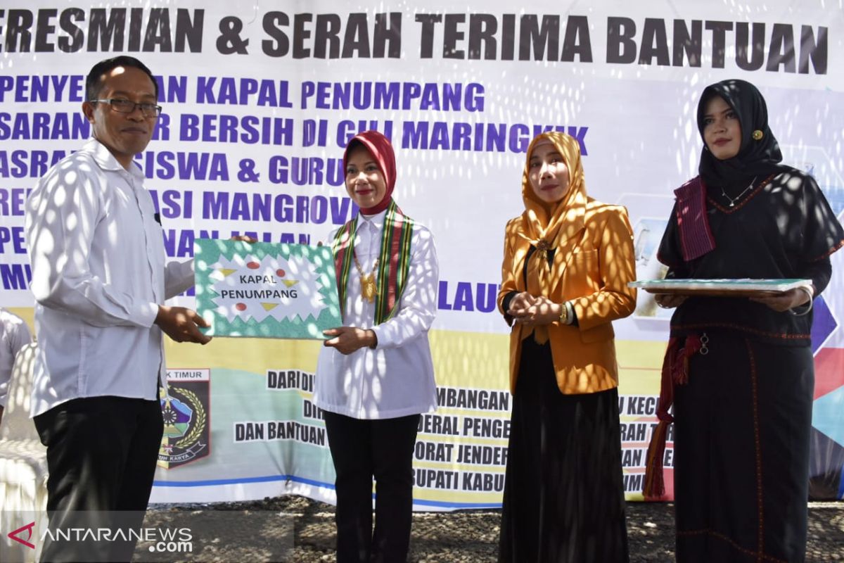 Kementerian PDTT menyerahkan bantuan desa tertinggal di Lombok