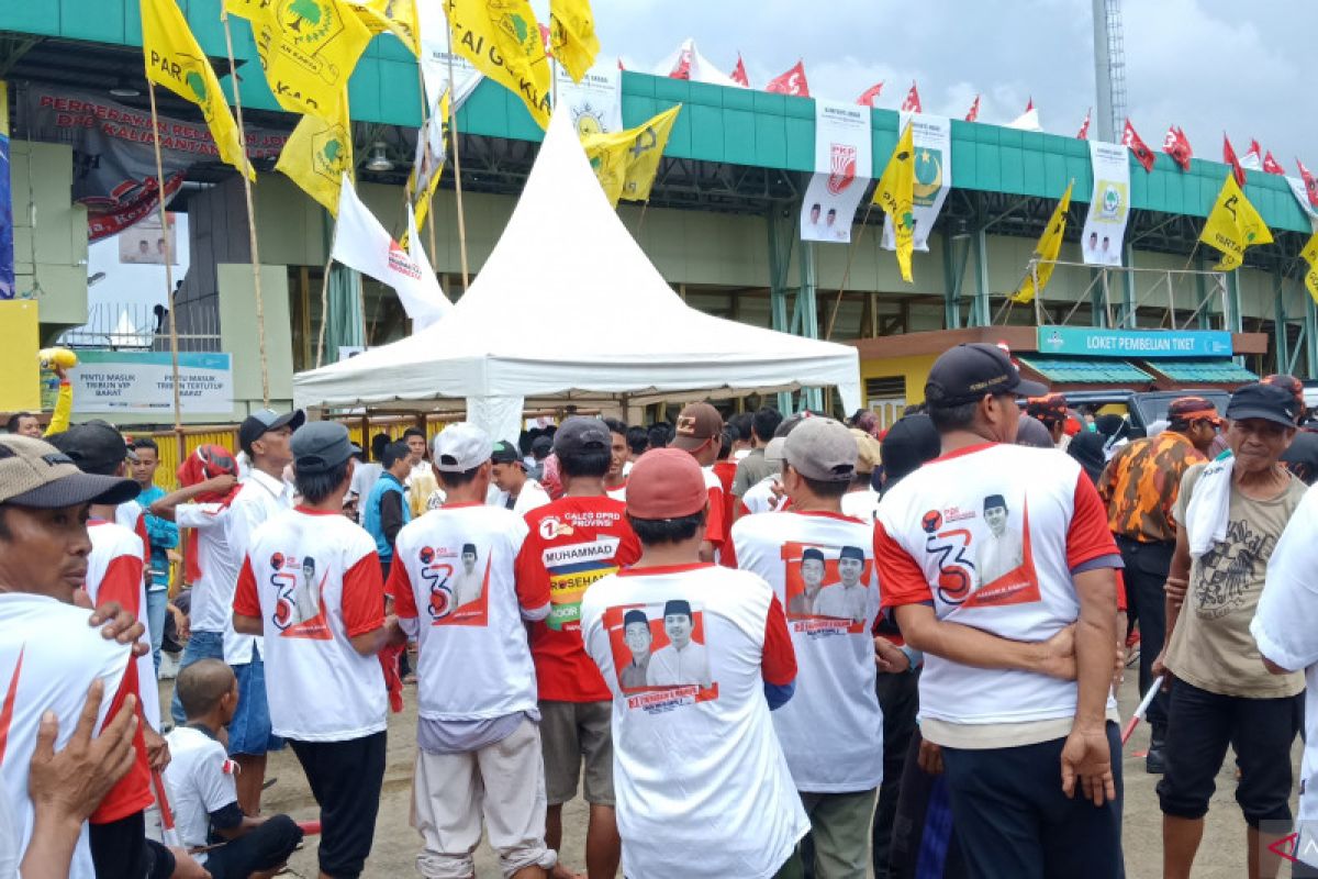 Massa mulai berdatangan serbu Stadion 17 Mei Banjarmasin