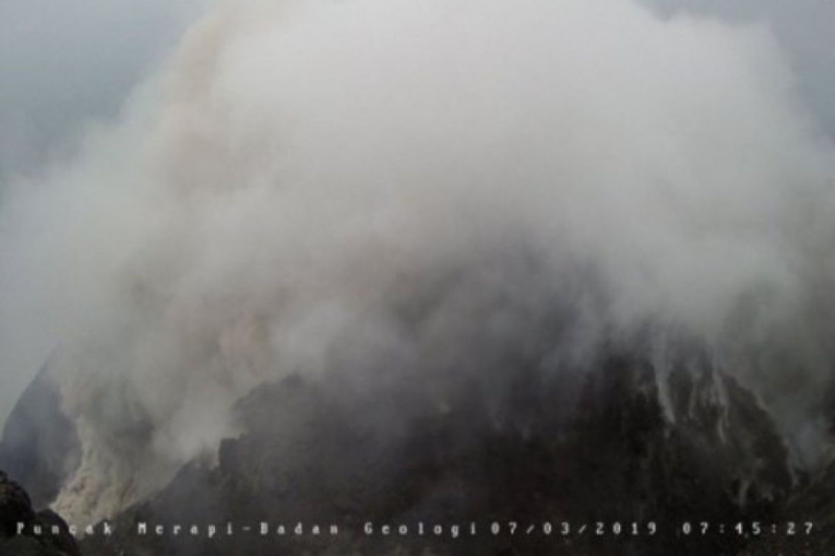 Gunung Merapi Rabu pagi luncurkan guguran awan panas 1.500 meter