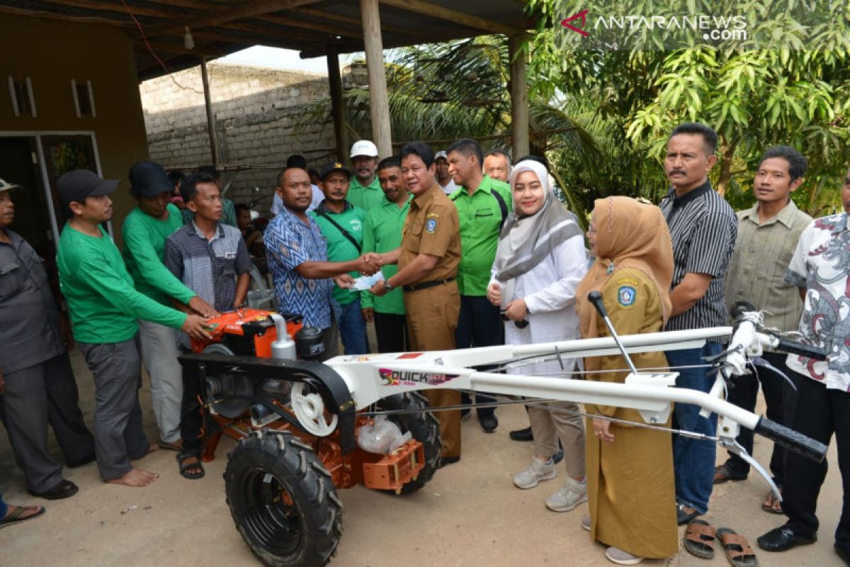 Wagub serahkan tangki air dan traktor tangan kepada petani