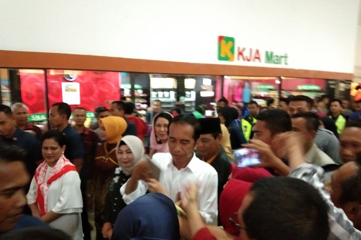 Jokowi disambut massa di bandara Syamsudin Noor