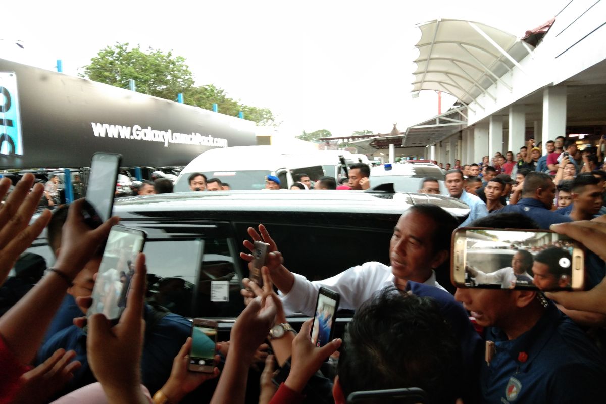 Jokowi layani selfie pengunjung bandara