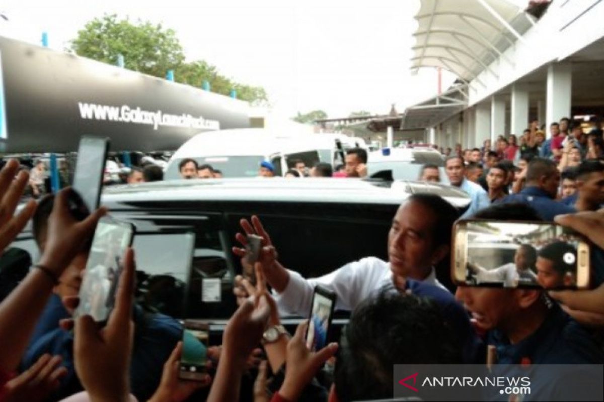 Jokowi layani swafoto pengunjung bandara