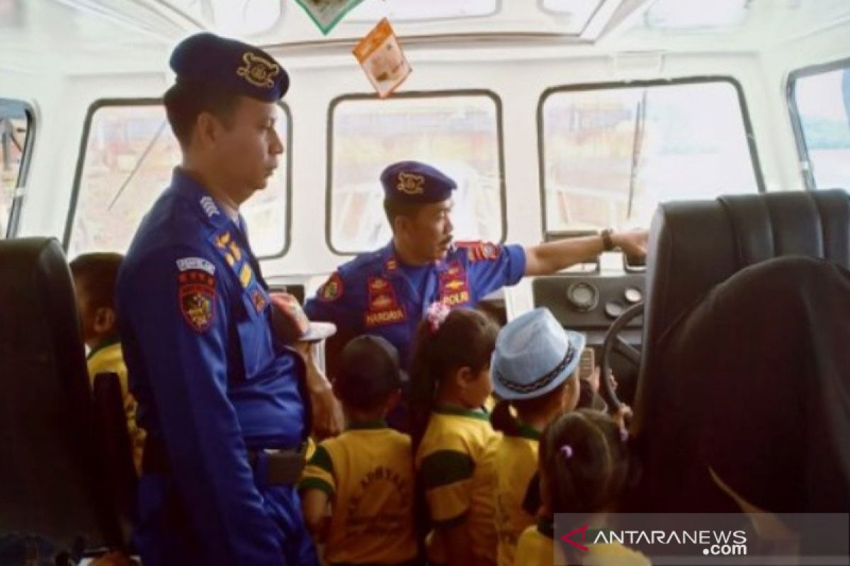 Murid TK di Kalsel diberi kesempatan Satpolairud naik kapal polisi