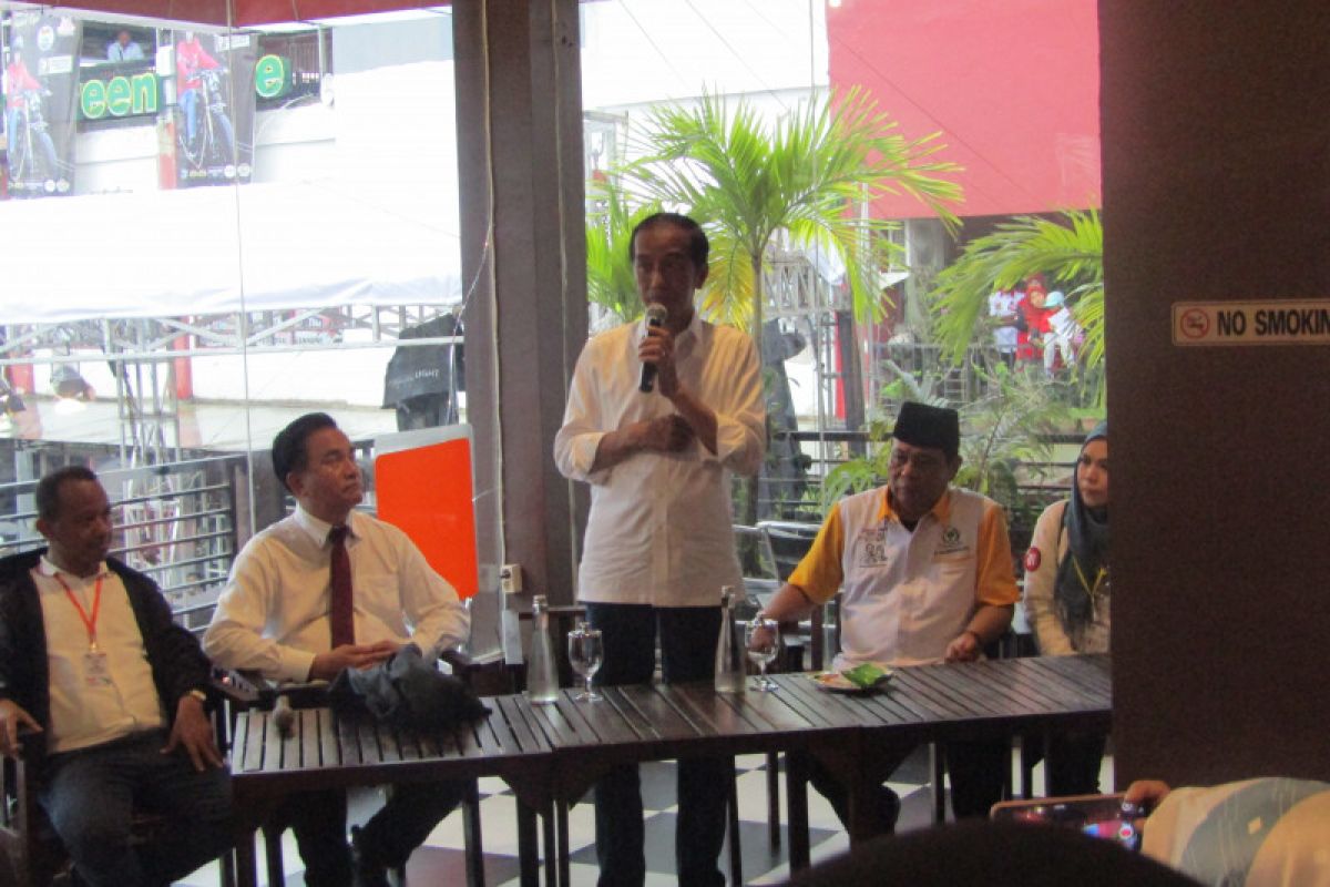 Jokowi bincang santai dengan milineal Banjarmasin