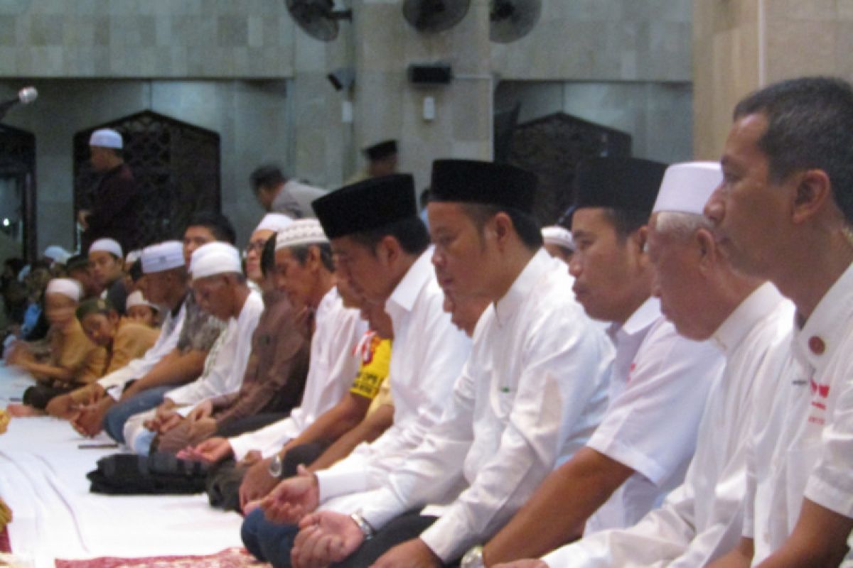 Di tengah kampanye, Jokowi Salat Magrib berjamaah di Banjarmasin