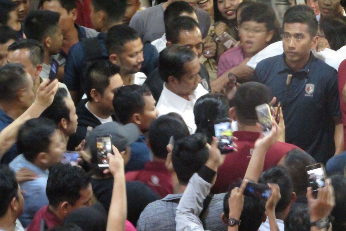 Jokowi here, Duta Mall visitors flock to selfie