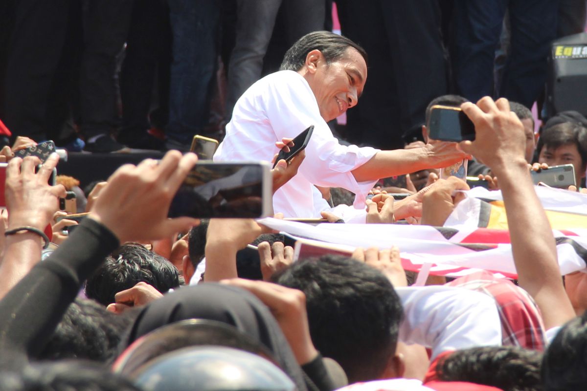 Sambut di Bandara, Jokowi Layani Warga Swafoto