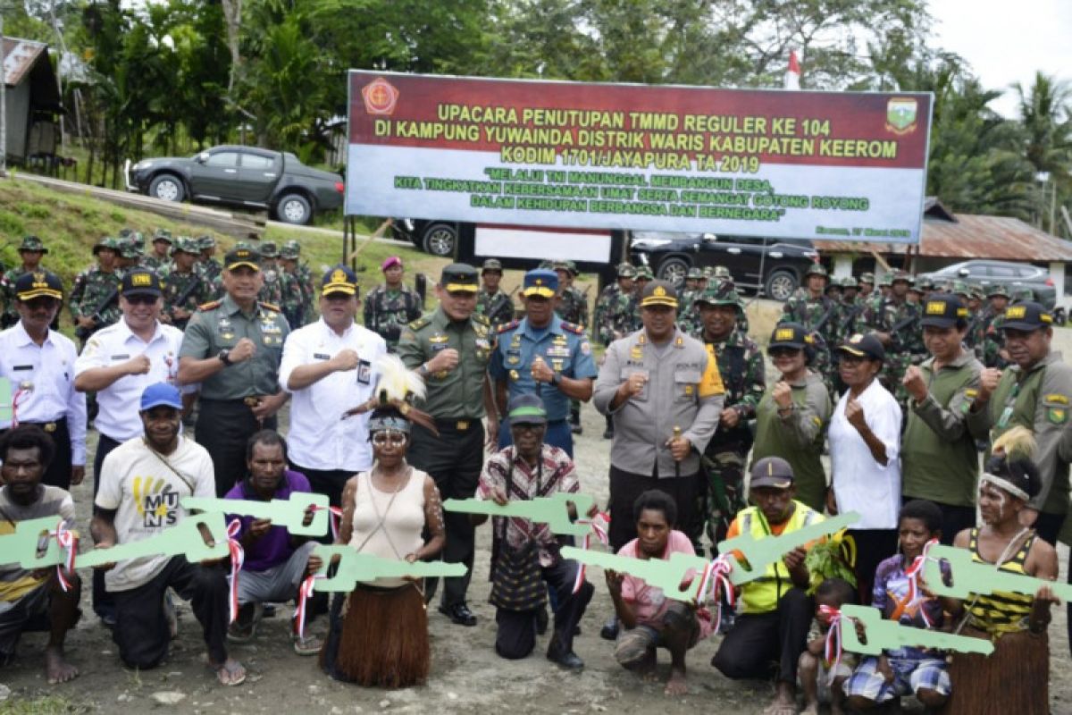 Warga Kampung Yuwainda bangga TNI bangun rumah