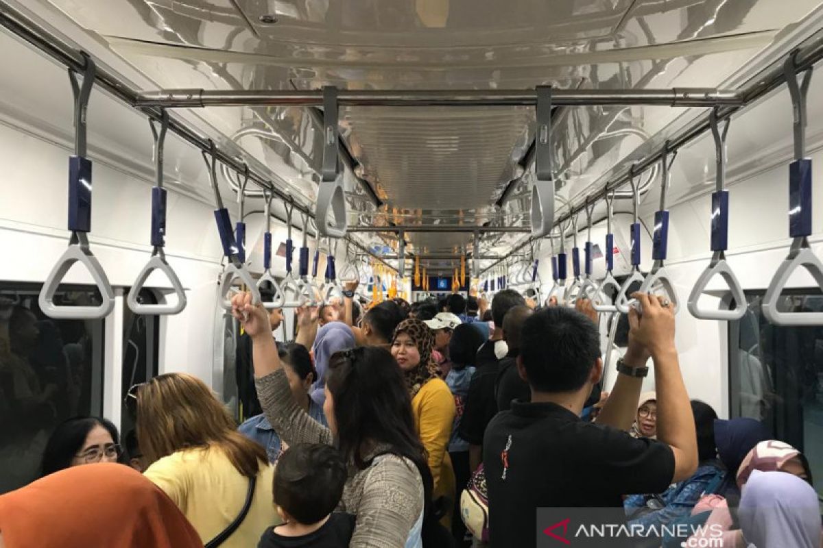 Setelah resmi beroperasi, penumpang MRT pun tertib