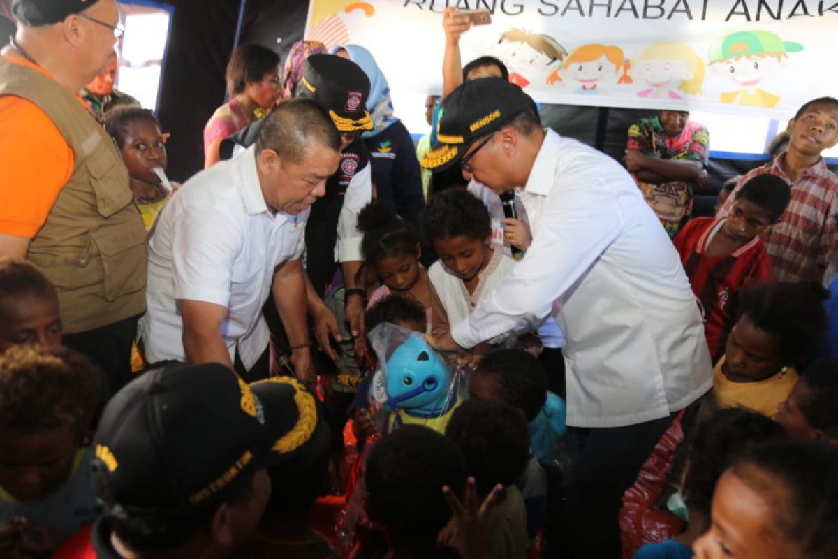 Mensos serahkan Rp4,3 miliar untuk bantu korban banjir Sentani