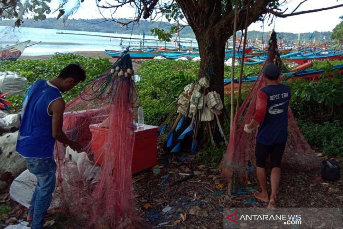 Berhenti melaut, nelayan Cilacap harapkan kondisi cuaca segera kembali normal