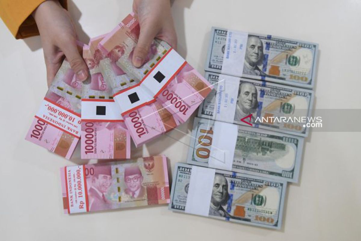 Rupiah menguat tajam dekati Rp15.000 jelang libur panjang