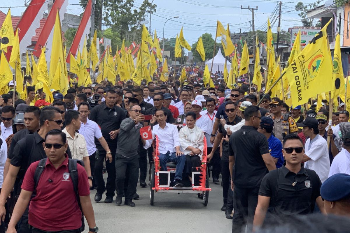 Jokowi diarak naik becak menuju lapangan di Mamuju