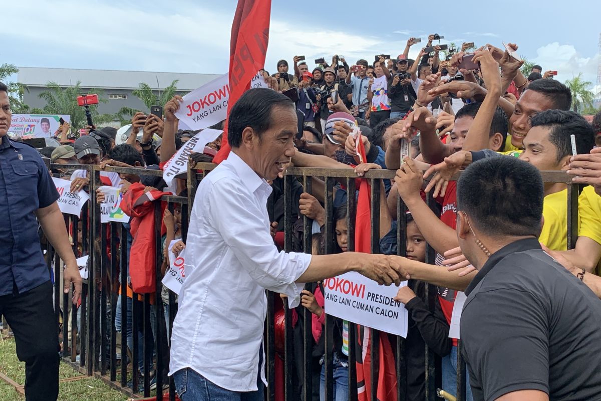 Jokowi janji segera rampungkan pembangunan tiga ruas jalan di Mamuju